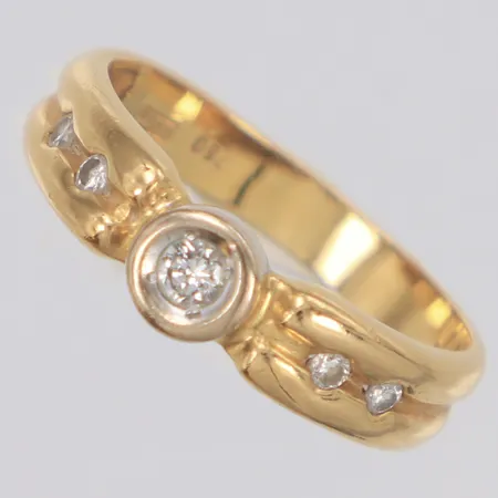 Ring med diamanter 1x ca 0,05ct 4x ca 0,02ct stl:16¾, bredd 5mm, tvåfärgad, Guldfynd, 18K Vikt: 2,6 g
