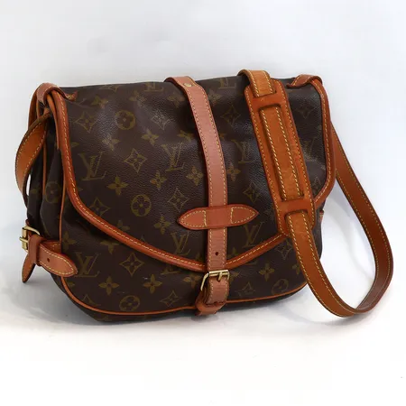 Väska Louis Vuitton Saumur 30, monogram canvas, ca 30x22x13cm, remmar delvis utbytta, slitage på lädret, fläckar på innerfodret, med dustbag och låda med slitage, stark lukt Skickas med postpaket.