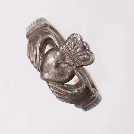 Ring Claddagh stl:16¾, bredd 3,4-10,6mm, silver 925/1000 Vikt: 4 g