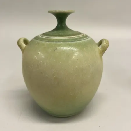 Lockurna Sven Wejsfelt, tonad gulgrön harpälsglasyr, ca 12cm, märkt: Swen Studiohanden Gustavsberg-86, handdrejad, märken, repor, glasyrdefekter Skickas med postpaket.