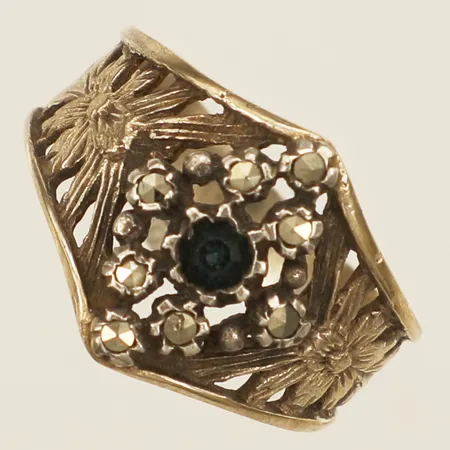 Ring med markasiter samt blå sten stl:16½, bredd 4,5-13,4mm silver 830/1000 Vikt: 2,9 g
