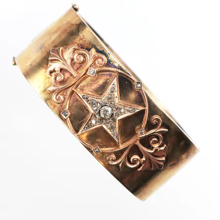 Stelt armband, I.Roppajn, S:t Petersburg 1800-1920 talet, rysguld, Ø68,6mm, bredd 27,4mm, med gammelslipad diamant, 1 x ca 0,23ct, samt rosenslipade diamanter, ryska stämplar, något bucklig och repig, med originaletui, 14K. Vikt: 49,3 g