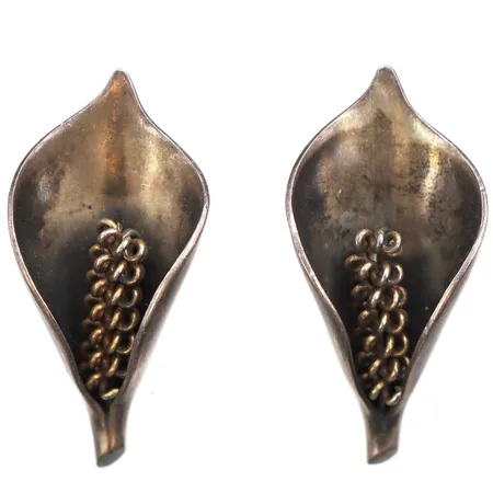 Örhängen, Gertrud Engel, Anton Michelsen, Danmark, längd 32,1mm, bredd 2,9-15,2mm, förgyllda detaljer, clips, 925/1000 silver. Vikt: 9,3 g