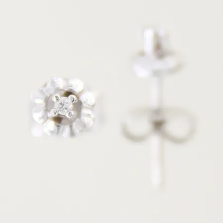 Hänge med röd sten 20x12mm bucklig 18K  Vikt: 1,1 g