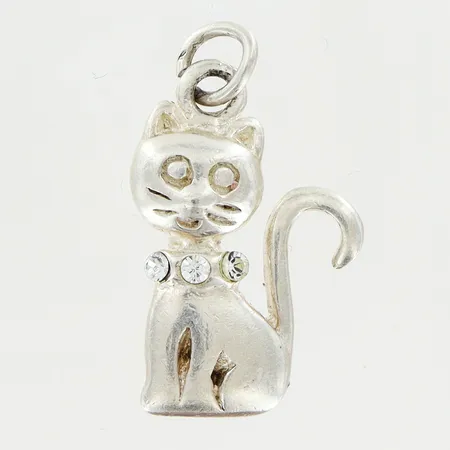 Ring gröna stenar stl:17¼, bredd 4-16mm, mindre nagg i stenar, silver 925/1000 Vikt: 9,2 g