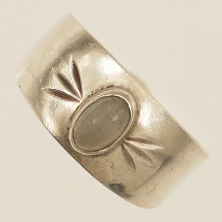 Ring med vit sten stl:16¼, bredd 3,7-8,5mm skador på sten silver 835/1000 Vikt: 2,4 g