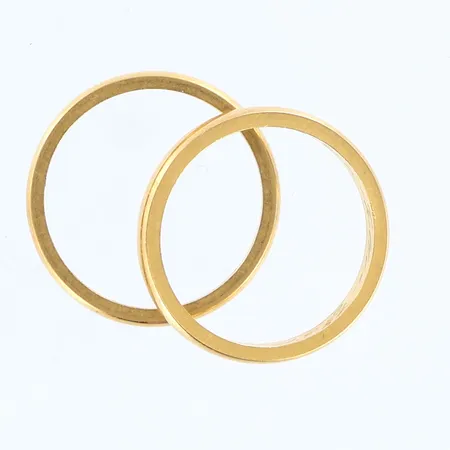 2 Ringar släta stl: 19½, bredd: ca 3mm, gravyr, 18K Vikt: 9,4 g