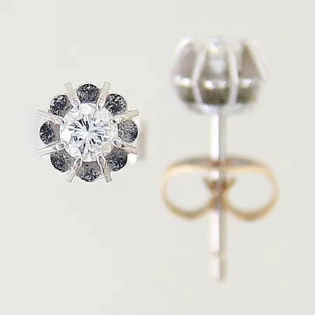 Örhängen med diamanter 6 x ca 0,05ct 11x15mm GFAB vitguld, ena stift skev 18K Vikt: 2,4 g