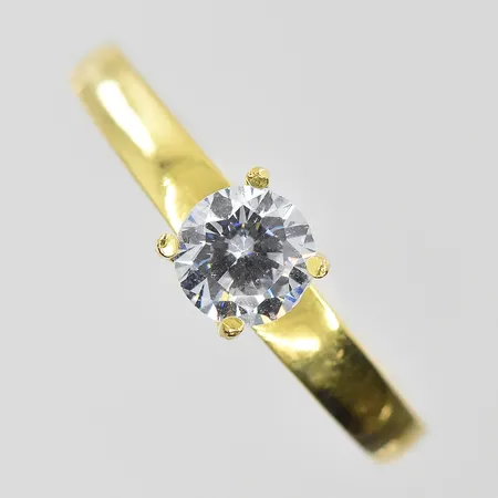 Ring med vit sten stl:16¾, bredd 2-5mm, ojämn skena, dålig/skev fattning, ostämplad, 18K. Vikt: 1,9 g