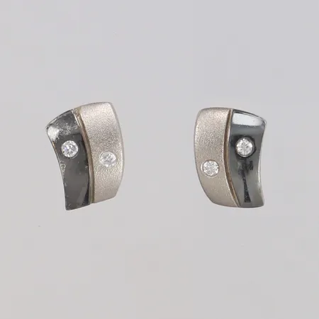 Ett par örhängen med vita stenar, delvis matterad dekor, 6x11mm, 925/1000 silver Vikt: 2,7 g