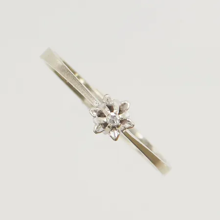Ring med diamant ca 0,01ct stl:18¼ bredd 3mm 18K 1,5g.