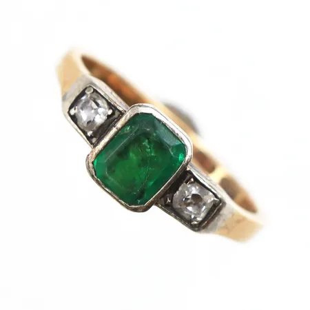 Ring med grön sten och diamant, 2 x ca 0,02ct, stl: 16, bredd 1,7-6,7mm, vitgulds detaljer, något skev skena, 18K. Vikt: 2,9 g