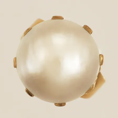 Ring med mabepärla stl:16¾, bredd 3-16,9mm Hellström & Åhrling Ab år 1958 18K Vikt: 8,8 g