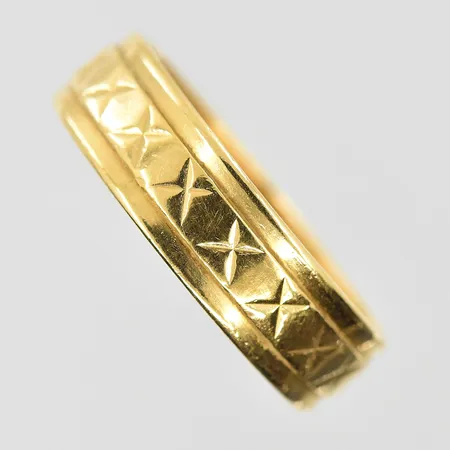 Ring stl:17 bredd 5mm, gravyr, 18K. Vikt: 3,5 g