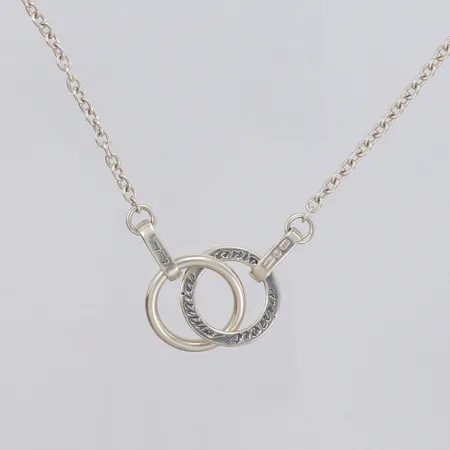 Collier Efva Attling Twosome 42cm, bredd ca 2,6-20mm, "Amor Vincit Omnia", 925/1000 silver Vikt: 16,4 g