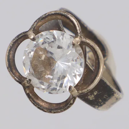 Ring med fasettslipad bergkristall, reglerbar stl:18½, bredd 16,8mm, Alton 1973, skev, 925/1000 silver Vikt: 6,5 g