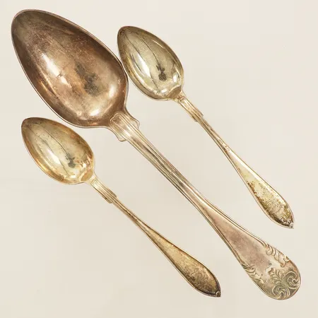 Tre skedar längd 12-17,5cm gravyr silver 830/1000 Vikt: 52,9 g