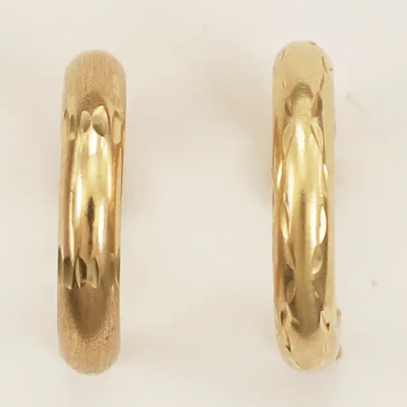 Ett par örhängen längd 15,5cm bredd 2,9mm 14K Vikt: 1,8 g