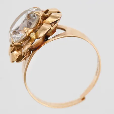 Ring med syntetisk vit sten, skadade fasettkanter, skenan av/defekt, gravyr, finska stämplar, 14K guld Vikt: 3,4 g