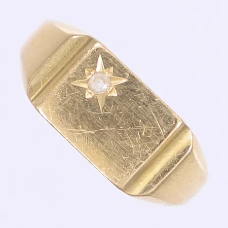 Klackring med vit sten stl:20½ bredd 2-9mm, repig skena, 18K Vikt: 6,5 g