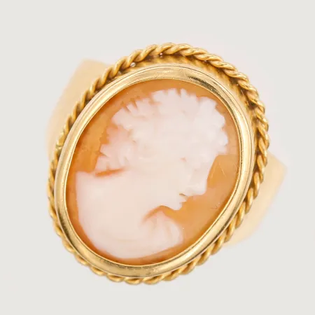 Ring med snidad snäckskalskamé, stl: 15¼, 18K guld Vikt: 5,9 g