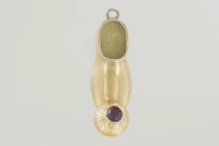 Hänge längd 3 cm,bredd 10 mm , liten ögla 18K  Vikt: 1,7 g