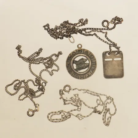 Diverse silver tre kedjor samt två hängen gravyr defekt silver 830-925/1000 Vikt: 13,9 g