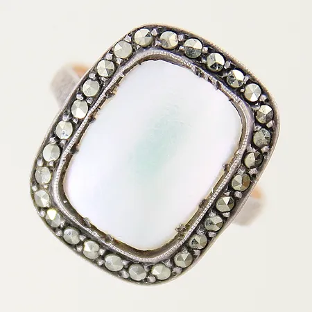 Hänge med blå sten 15,7 x 10,1mm 18K Vikt: 0,9 g