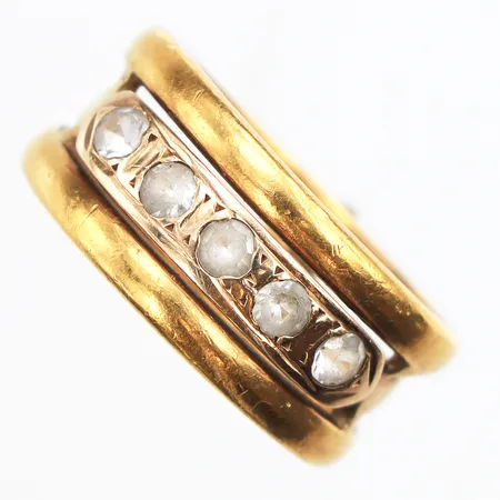 Ring med bergkristall, 3 omgjorda/ihopsatta ringar, stl:16, bredd 8mm, varav 2 ringar 23K, 1 ring 18K, något ojämn skena, gravyrer. Vikt: 8,4 g