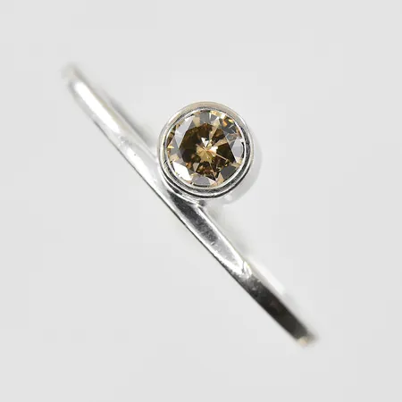 Ring med brun diamant ca 0,35ct stl:18¼, bredd 1-6mm, vitguld, 18K. Vikt: 3,5 g