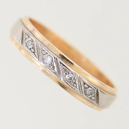 Ring med diamanter 4 x ca 0,01ct stl:18 bredd: 4,3mm mittendel i vitguld, gravyr 18K Vikt: 4,1 g
