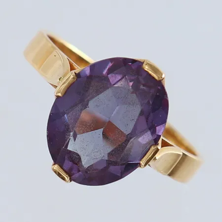 Ring med ametist stl:18¾ bredd 2,5-13,5mm 18K.  Vikt: 4,5 g