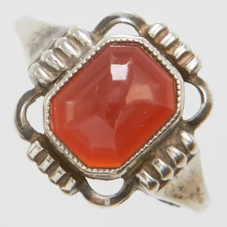 Ring med röd sten stl:16¾, bredd 1,5-13,5mm, importstämpel, skev, 835/1000 silver Vikt: 2,7g Vikt: 2,7 g