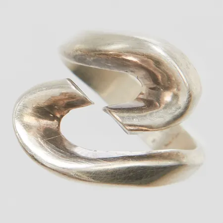 Ring stl:16½ bredd 4,5-20mm, otydliga stämplar, ostämplat silver Vikt: 9,1g Vikt: 9,1 g