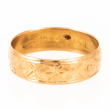 Ring med mönstergravyr stl:21 bredd 6,4mm, stämplad Z6 (1902), JH (Johan Hanson, Umeå), kattfot, gravyr, 18K 5,0g. 