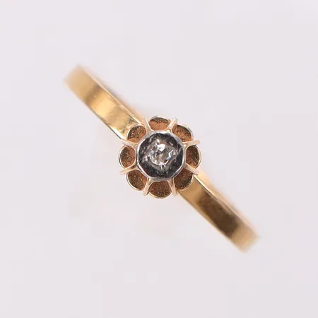 Enstensring med diamant ca 0,02ct stl:16½, bredd 1,8-5,3, GFAB 1981, 18K Vikt: 1 g