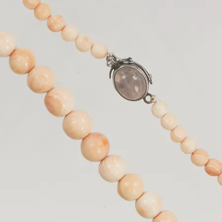 Collier med bambu-korall 47cm, bredd ca 5-19mm, lås i ostämplat silver med rosenkvarts. Vikt: 0 g