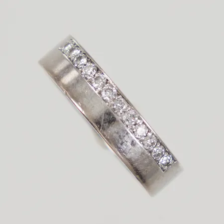 Ring med diamanter 12 x 0,02ct stl:17½ bredd 5mm, gravyr, vitguld, Engelbert år 2006, 18K, Vikt: 5,9 g