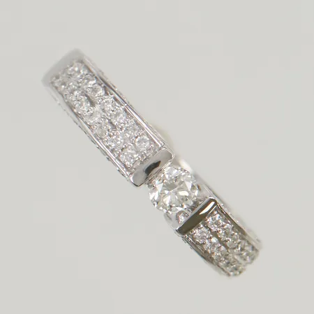 Ring med diamanter totalt ca 0,60ctv, mittsten ca 0,16ct, 68x ca 0,005-0,008ct, stl:15 bredd 4mm vitguld 18K 5,6g.