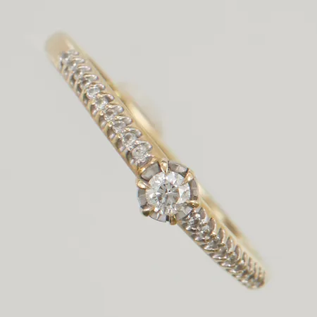 Ring med diamanter 1x ca 0,07ct 20x ca 0,005ct, stl:18 bredd 4mm 18K 1,8g.