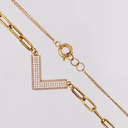 Collier vita stenar längd 47,5-48,8cm, 21K Vikt: 7,6 g på auktion i Hallunda hos Pantbanken Sverige