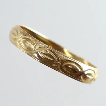 Ring med mönsterdekor stl:19¾ bredd 3,9mm något skev 18K Vikt: 1,2 g