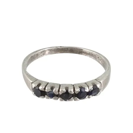 Ring silver 835/1000 blå stenar, stl:16¼ mm, bredd 1,7-2,6 mm, svensk kontroll/importstämpel Vikt: 1,2 g