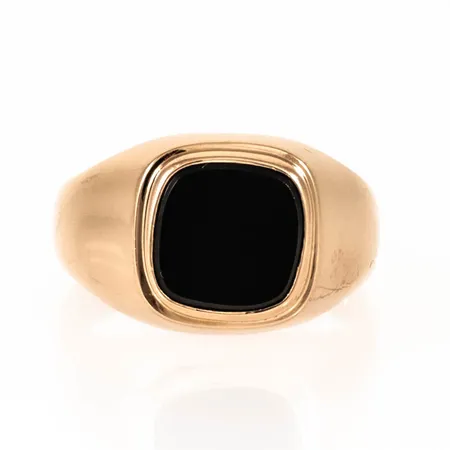 Klackring med svart sten (troligen onyx eller agat) stl:19½ bredd 3-12,5mm, 18K 3,4g.