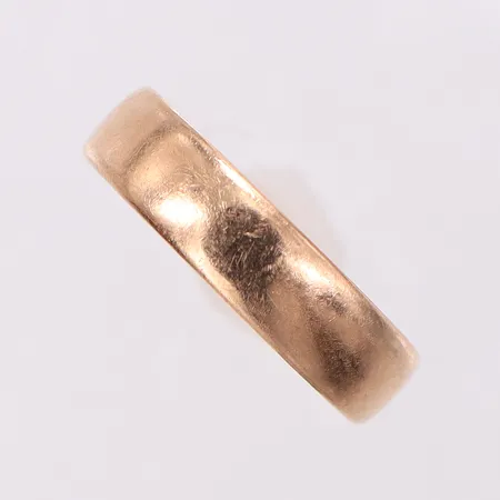 Ring stl:16½, bredd 4,5mm, märken från borttagning av gravyr, skev, kraftigt repad, 18K Vikt: 2,6 g