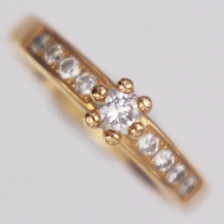 Ring med diamanter 0,31ctv enligt gravyr stl:15½, bredd 3-4,5mm, gravyr, 18K Vikt: 3,3 g