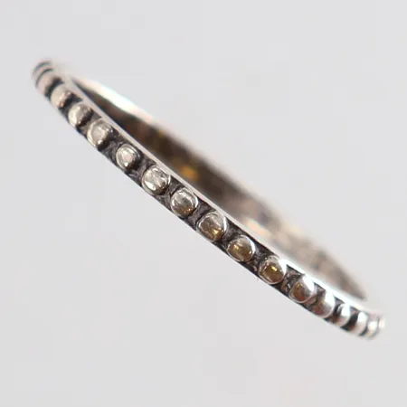 Ring med dekor stl:18¾ bredd 1,5mm Silver 830/1000. Vikt: 1,3 g på auktion i Kista hos Pantbanken Sverige
