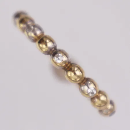 Ring vita stenar stl:15½ bredd 1-2,4mm, skev, 14K  Vikt: 0,8 g
