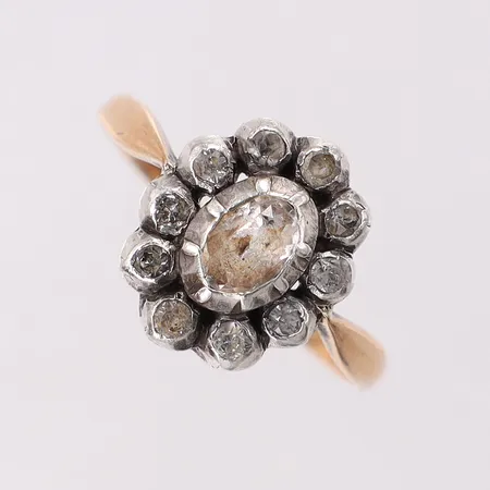 Ring med stenar stl:16¾, bredd 1,3-11,8mm, fattning i silver, 18K Vikt: 2,5 g