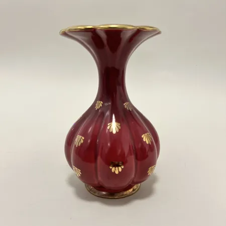 Vas Arthur Percy Röd Rubin höjd 19cm bruksslitage. 